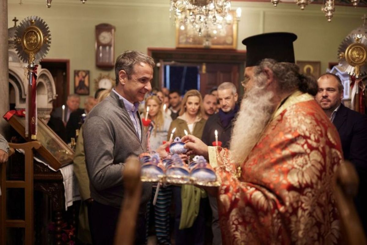 Ο Κυριάκος Μητσοτάκης έκανε Ανάσταση με την σύζυγό του στον Ιερό Ναό Αγίας Τριάδας Καρδιανής Τήνου