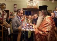 Ο Κυριάκος Μητσοτάκης έκανε Ανάσταση με την σύζυγό του στον Ιερό Ναό Αγίας Τριάδας Καρδιανής Τήνου