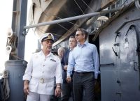 Επίσκεψη Μητσοτάκη στο αντιτορπιλικό Βέλος – «Είναι ένα ιστορικό πλοίο, θα παραμείνει στη Θεσσαλονίκη»