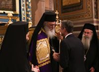 Θερμή χειραψία Ιερώνυμου και πρωθυπουργού