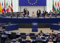Ευρωεκλογές: Πώς μοιράζονται τα κόμματα τις έδρες με βάση τις δημοσκοπήσεις