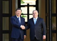 Ο Σι Τζινπίνγκ κρατά κοντά του τον Όρμπαν με ζεστό χρήμα