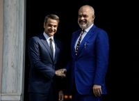 Ελλάδα: Ασκήσεις ισορροπίας στη γειτονιά μας
