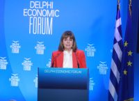Σακελλαροπούλου: Το αναστάσιμο φως να γίνει οδηγός όλων μας για ένα κόσμο χωρίς πολέμους