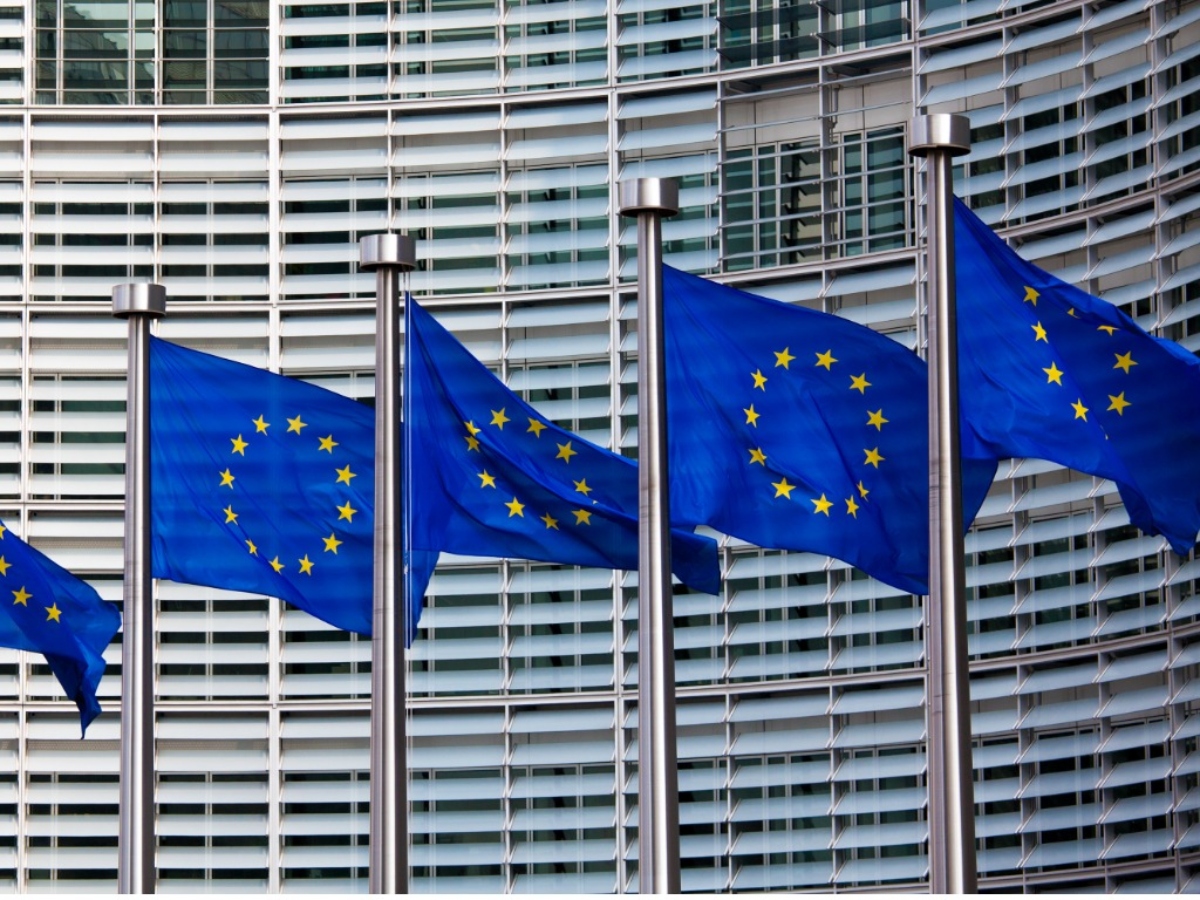 Κομισιόν προς Βόρεια Μακεδονία: «Μας λυπεί η μη χρήση της συνταγματικής ονομασίας»