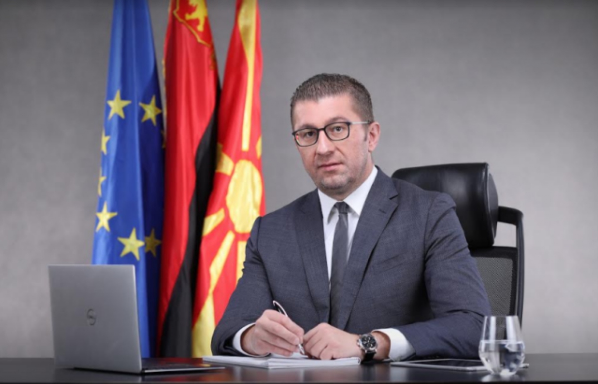 Η κυβέρνηση Μίτσκοσκι ορκίστηκε σύμφωνα με το συνταγματικό όνομα της χώρας