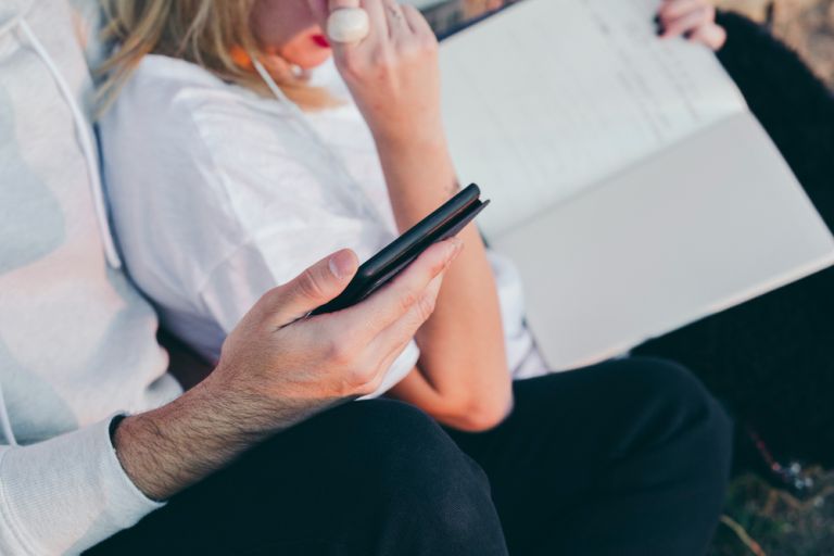 Micro-cheating: Τι είναι και πώς θα καταλάβετε αν είστε ένοχοι
