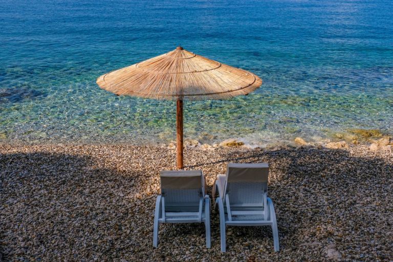 Κατήγγειλαν μέχρι και το… «Σύνταγμα» ως αυθαίρετη παραλία