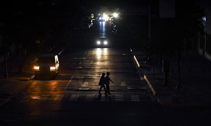 Βυθίστηκε στο σκοτάδι ο Ισημερινός: Εκτεταμένο μπλακ άουτ σε όλη τη χώρα