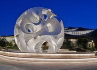 Το installation ‘The Orb’ της Google προσφέρει χώρο για περισυλλογή και επικοινωνία στα γραφεία της