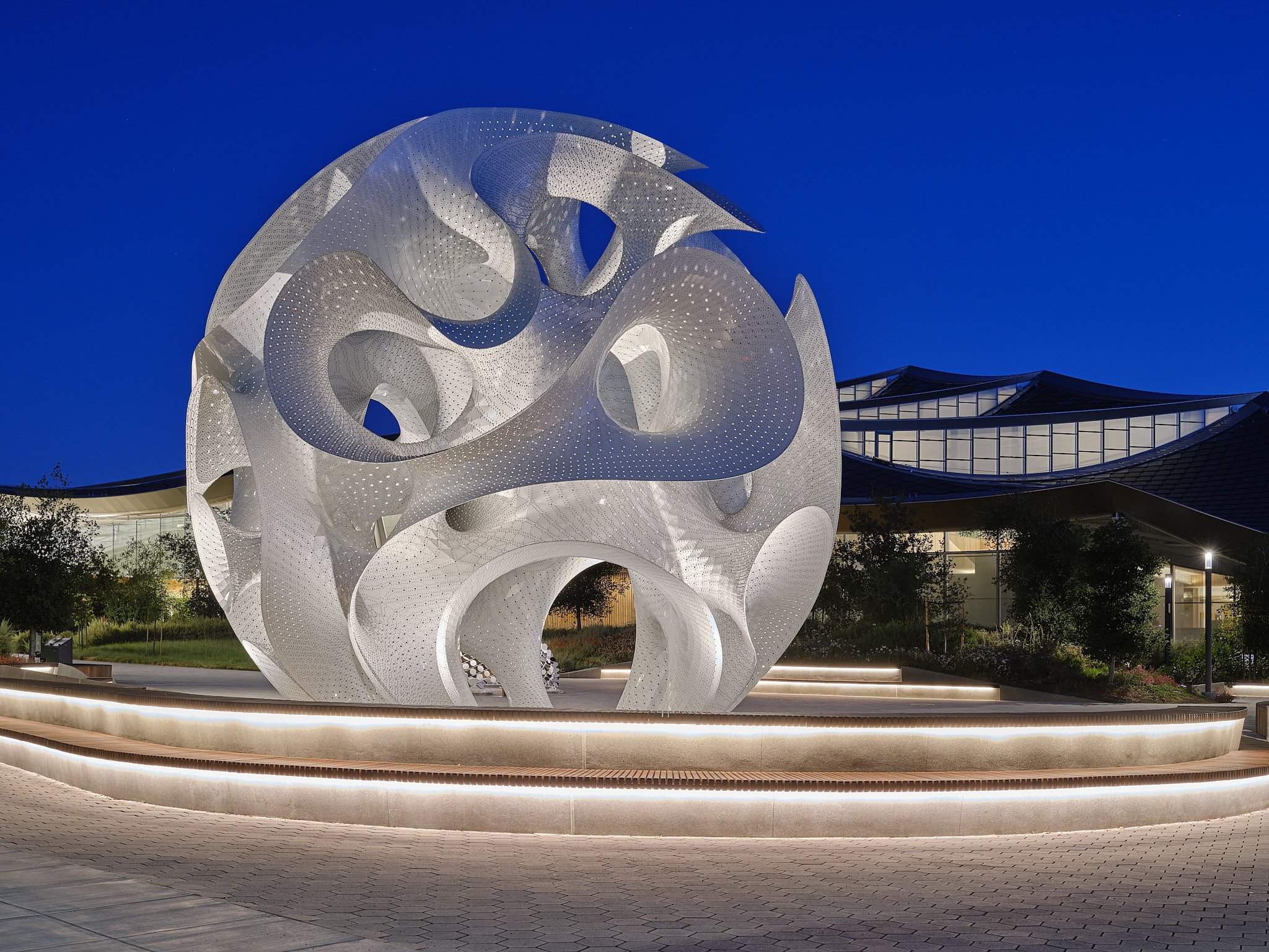 Το installation ‘The Orb’ της Google προσφέρει χώρο για περισυλλογή και επικοινωνία στα γραφεία της