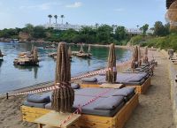 Ρόδος: Σφραγίστηκε το beach bar με τις ξαπλώστρες – κρεβάτια στη θάλασσα
