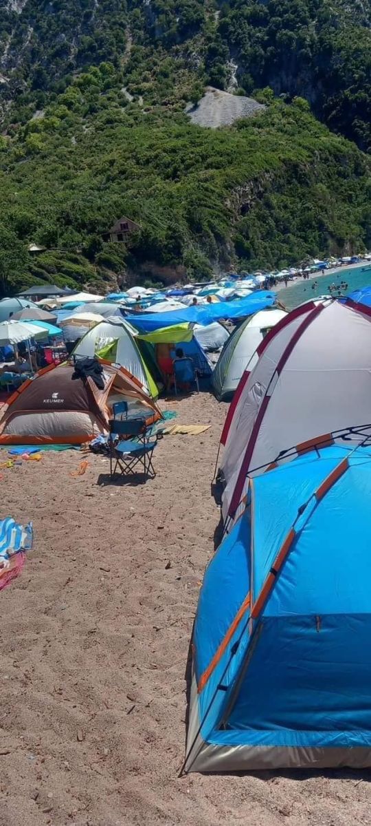 Εύβοια: «Πνίγηκε» στις σκηνές μια από τις ωραιότερες παραλίες του νησιού