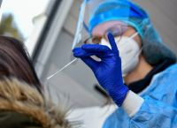 Καλοκαιρινή έξαρση του κορωνοϊού – Εκατοντάδες οι νοσηλευόμενοι στα νοσοκομεία