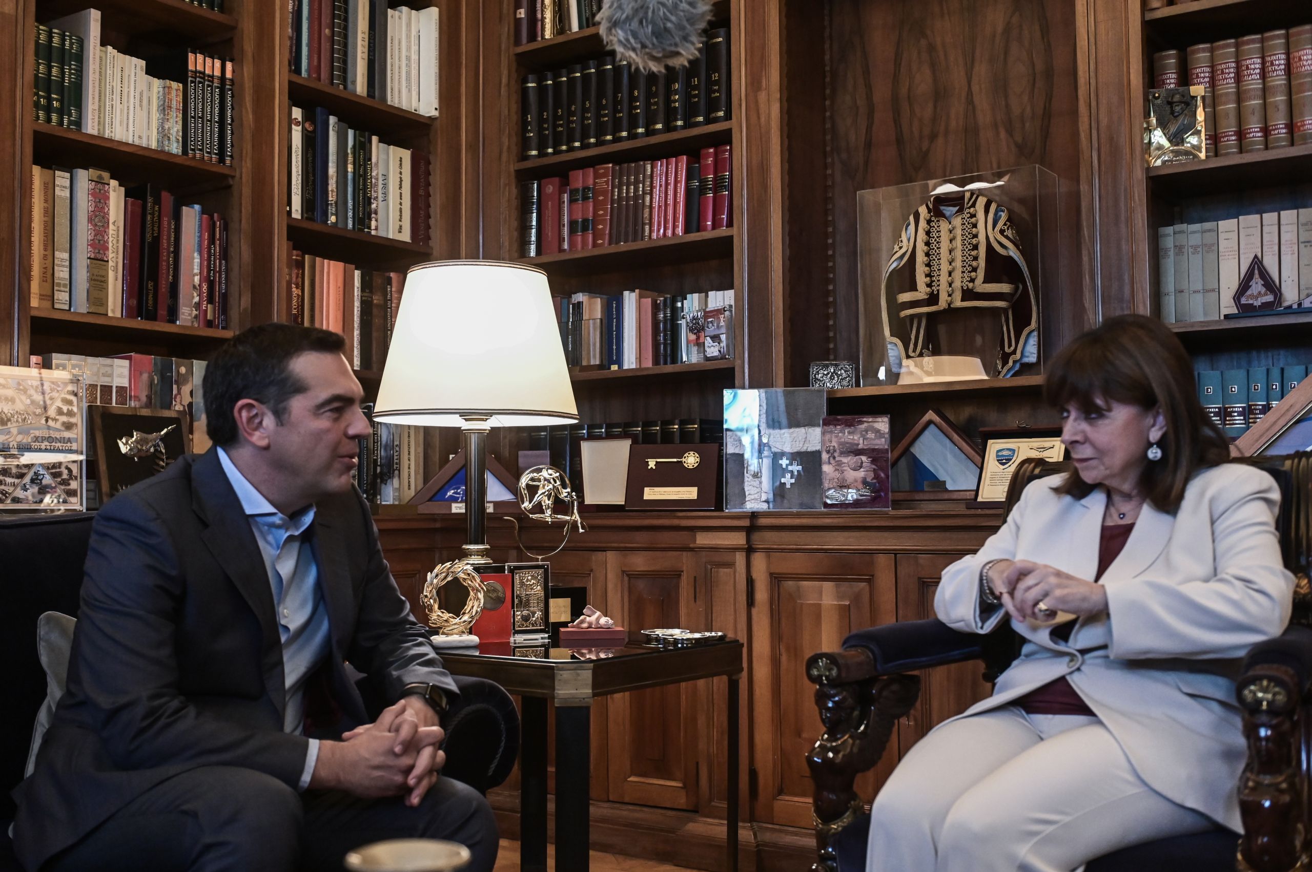 O Τσίπρας, παρουσία Σακελλαροπούλου, υπέρ της σύγκλισης ΣΥΡΙΖΑ-ΠΑΣΟΚ, με αιχμές για Κασσελάκη