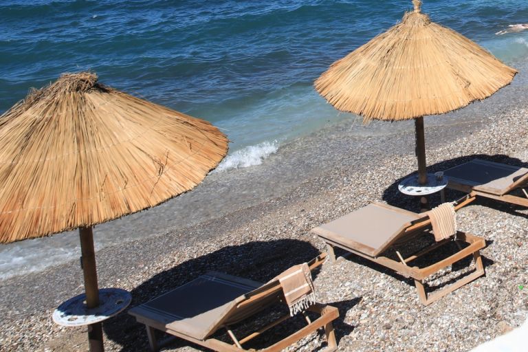 Ξηλώνουν αυθαίρετες κατασκευές σε παραλίες – Χατζηδάκης: Όσοι παρανομούν, θα μας βρουν απέναντι τους