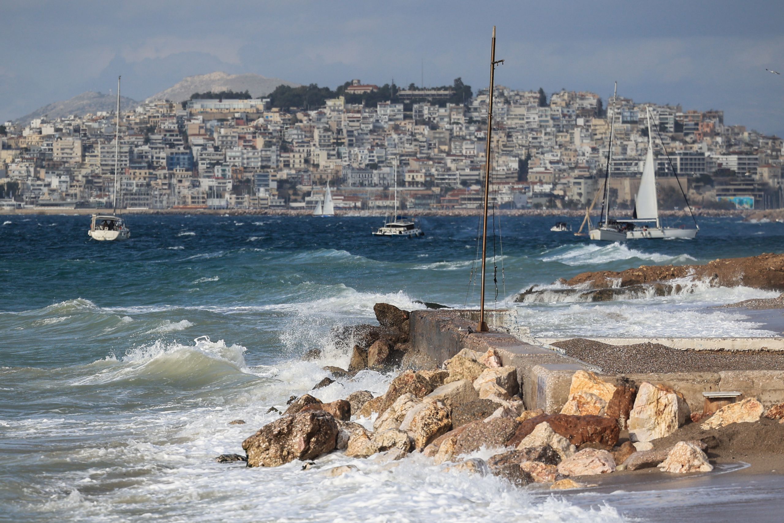 Καιρός: Μελτέμια, υψηλές θερμοκρασίες και τοπικές βροχές