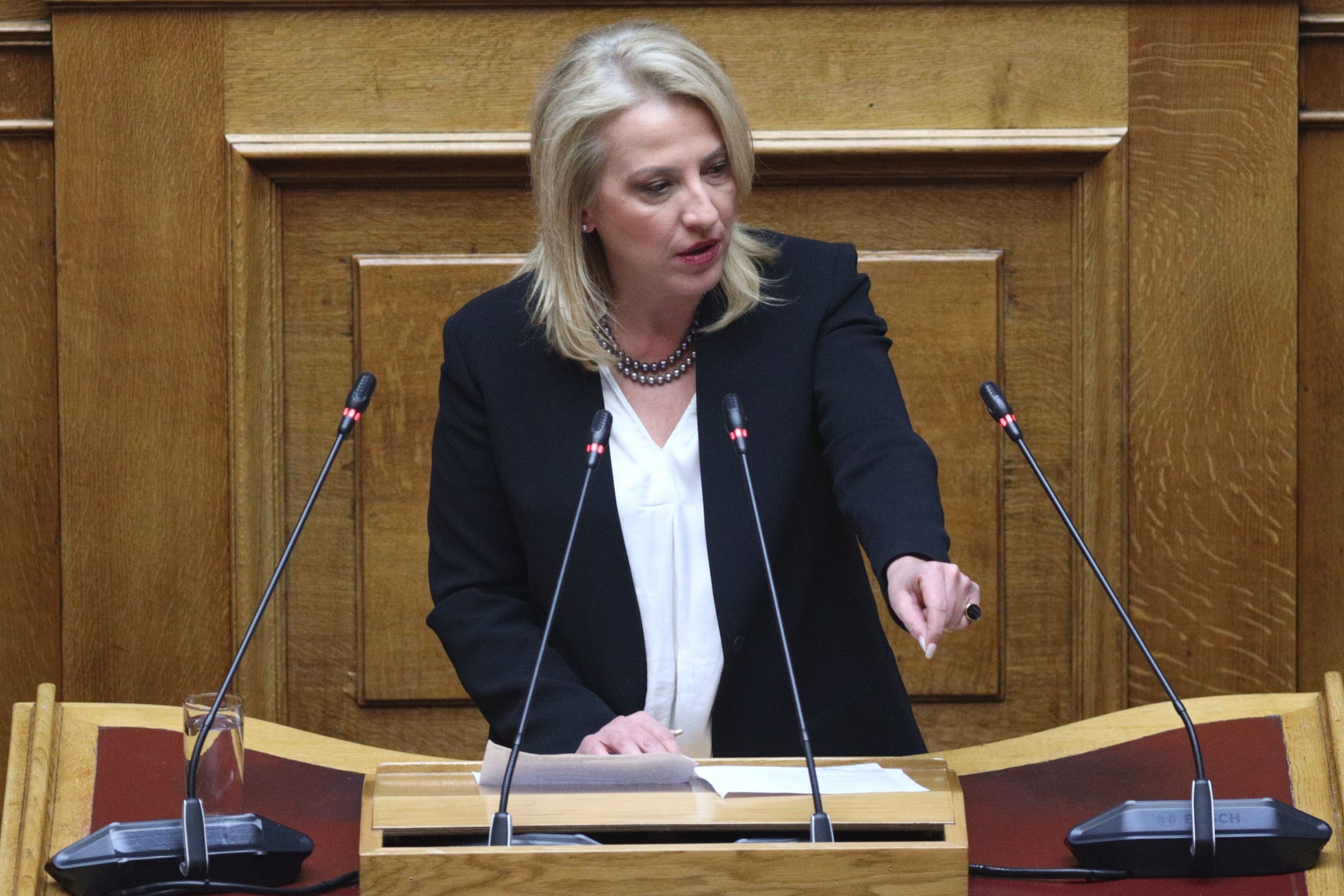 Ρένα Δούρου: Όλα εδώ πληρώνονται για τον Μητσοτάκη, την ακροδεξιά και την Συμφωνία των Πρεσπών