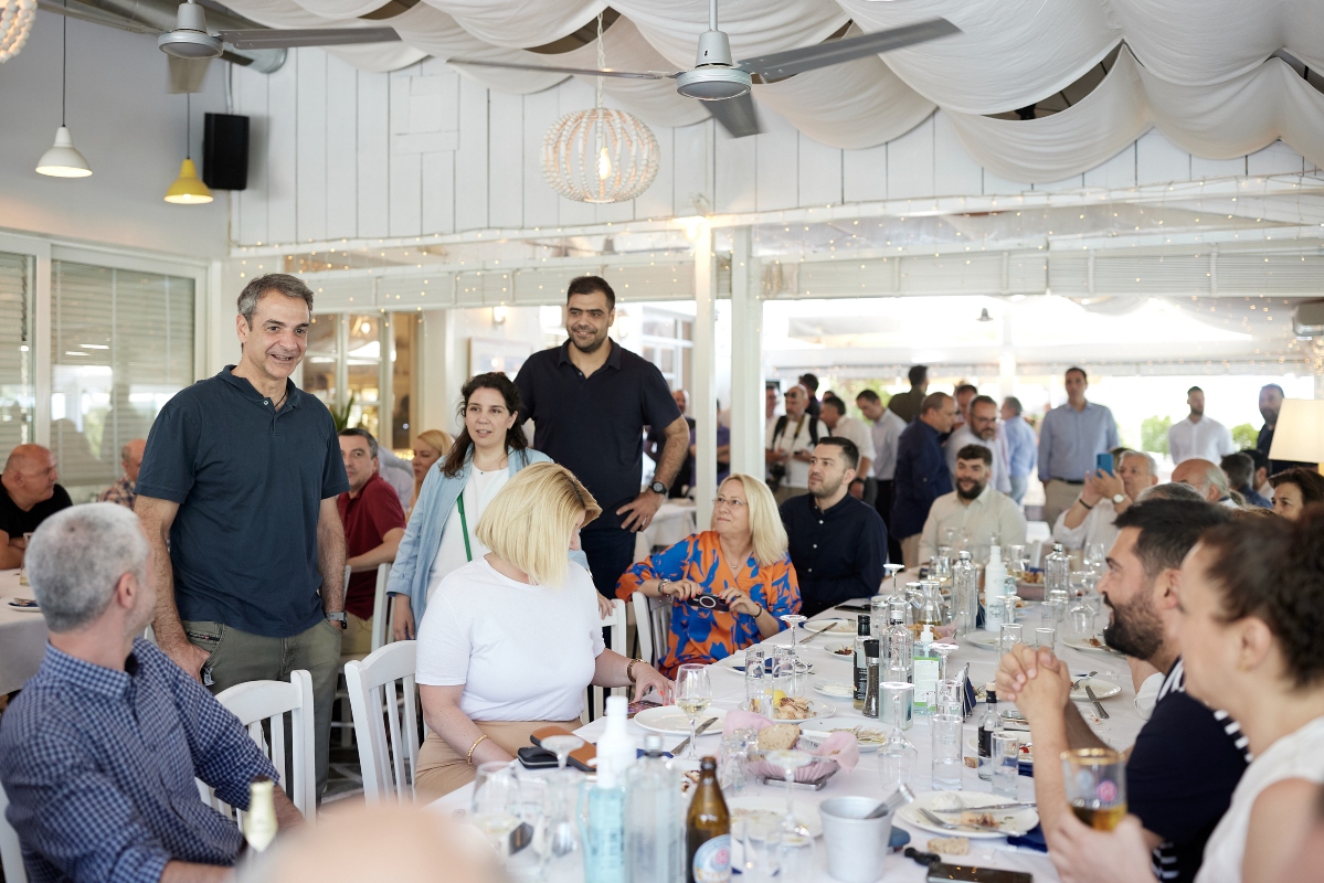 Μητσοτάκης: Σε ταβέρνα των Βριλησσίων γευμάτισε με δημοσιογράφους- Τι είπε για το αποτέλεσμα των ευρωεκλογών