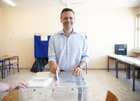 Ψήφισε ο δήμαρχος Αθηναίων Χάρης Δούκας: “Πρώτα κάλπη, μετά παραλία”