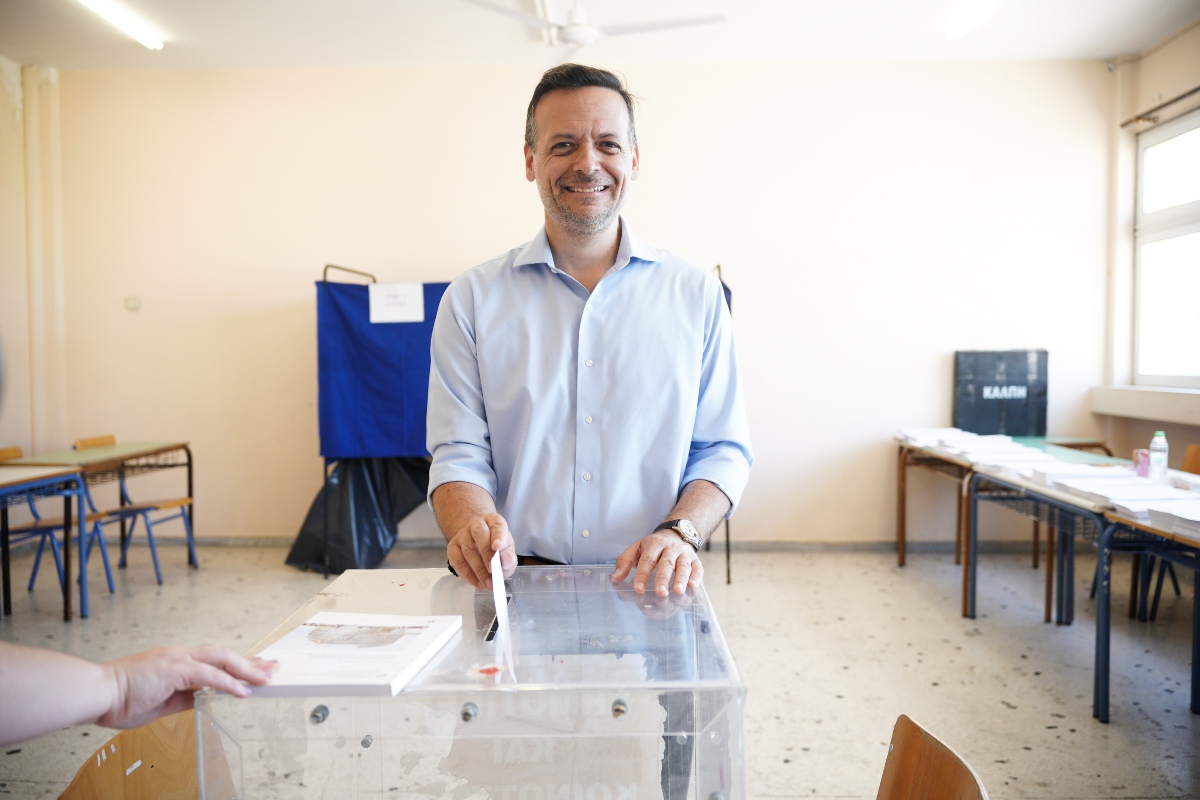 Ψήφισε ο δήμαρχος Αθηναίων Χάρης Δούκας: “Πρώτα κάλπη, μετά παραλία”
