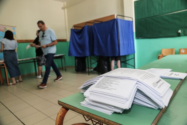 ΥΠΕΣ: Χαμηλή η συμμετοχή στις Ευρωεκλογές – Πώς κινείται κάθε περιφέρεια [vid]