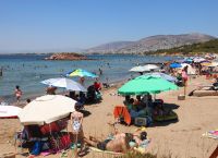 Το αδιαχώρητο στις παραλίες – «Θάλασσα» ψήφισαν πολλοί Αθηναίοι [vid]