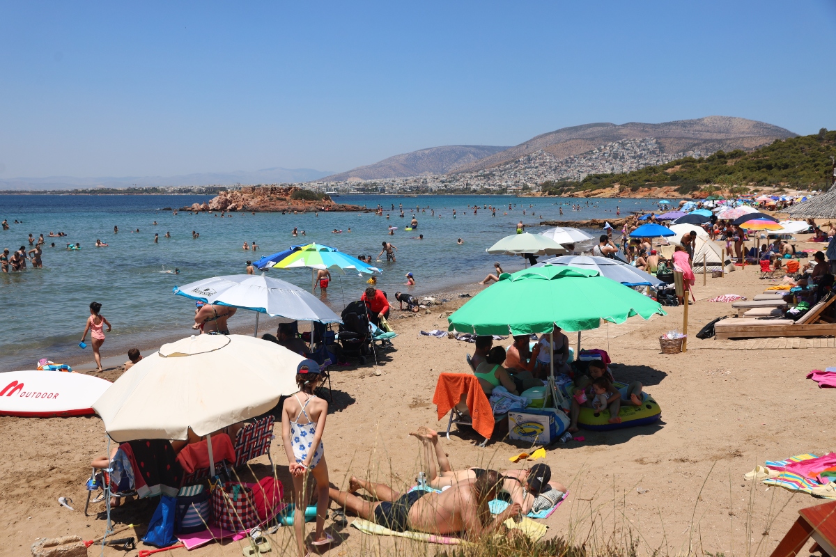 Το αδιαχώρητο στις παραλίες – «Θάλασσα» ψήφισαν πολλοί Αθηναίοι [vid]