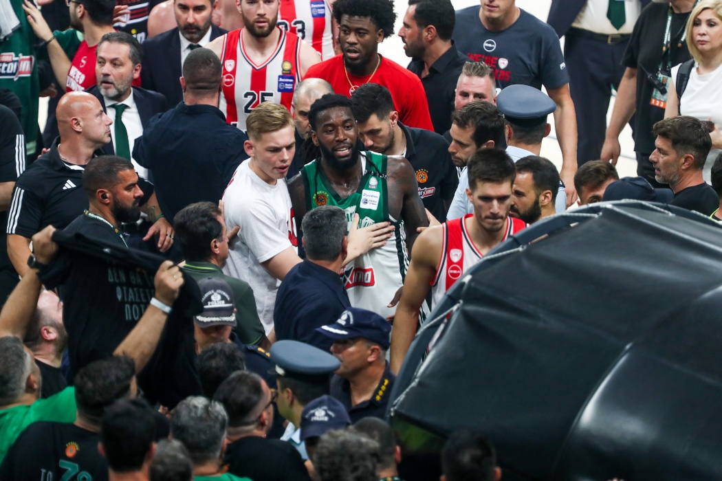 Κόντεψαν να πιαστούν στα χέρια οι παίκτες του Ολυμπιακού και του Παναθηναϊκού