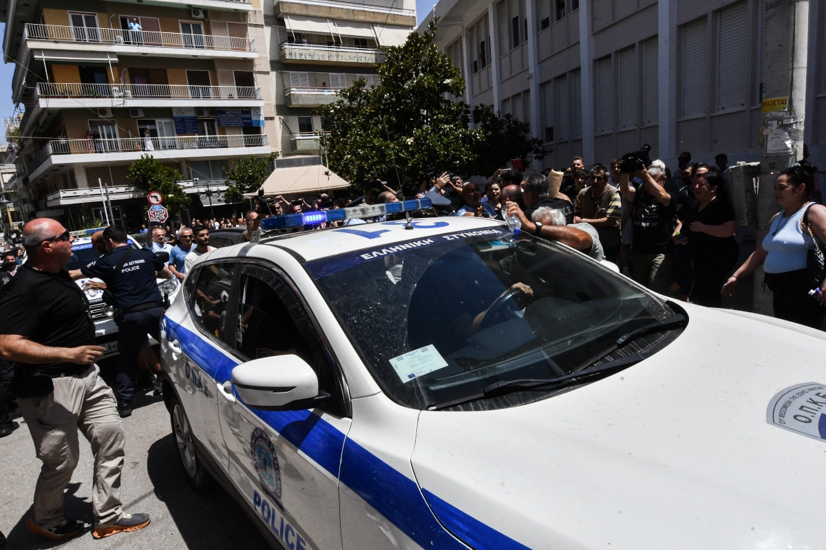 Επεισόδια έξω από τα Δικαστήρια Πύργου -Οργισμένοι συγγενείς της 11χρονης πήγαν να λιντσάρουν τον δολοφόνο