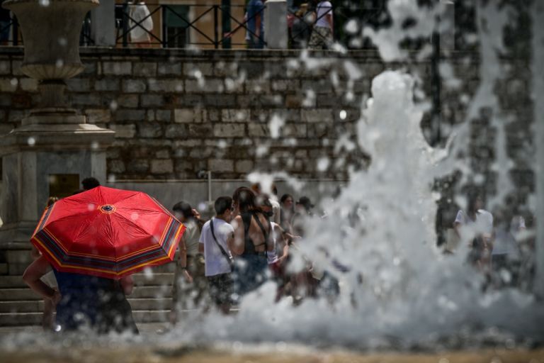 Καύσωνας: Έκτακτα μέτρα στον ιδιωτικό τομέα – “Φρένο” στα delivery [vid]