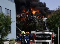 Μεγάλη φωτιά μετά από έκρηξη σε βιοτεχνία στην Κηφισιά – Πυκνοί καπνοί στην περιοχή [vid]