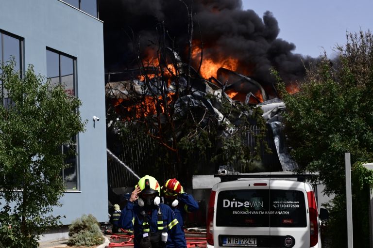 Μεγάλη φωτιά μετά από έκρηξη σε βιοτεχνία στην Κηφισιά – Πυκνοί καπνοί στην περιοχή [vid]