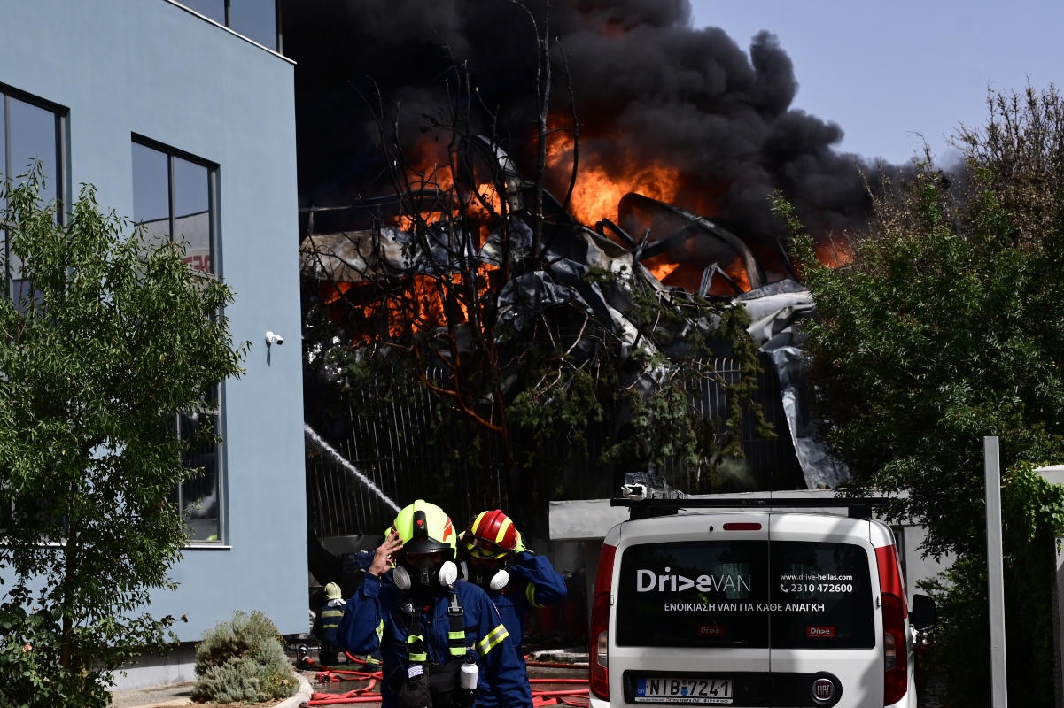 Μεγάλη φωτιά μετά από έκρηξη σε βιοτεχνία στην Κηφισιά – Πυκνοί καπνοί στην περιοχή [vid]