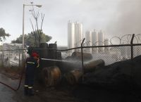 Κάτω Κηφισιά: Υπό μερικό έλεγχο η φωτιά στο εργοστάσιο – Απόκοσμες εικόνες [vid]