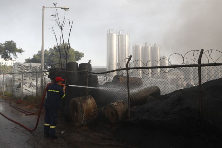 Κάτω Κηφισιά: Υπό μερικό έλεγχο η φωτιά στο εργοστάσιο – Απόκοσμες εικόνες [vid]