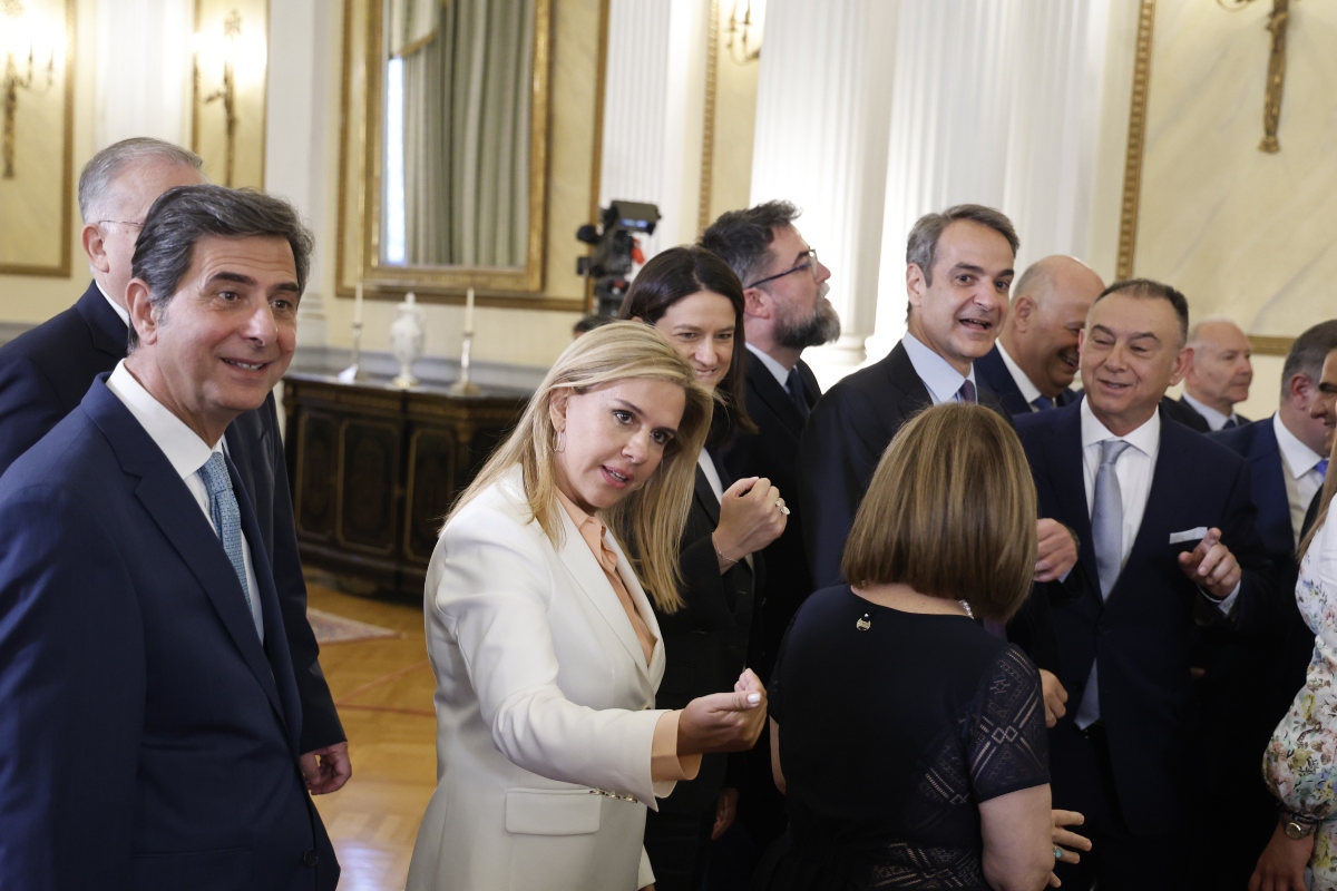 Ανασχηματισμός: Χαμόγελα, οκογενειακές στιγμές και πηγαδάκια [vid,pics]
