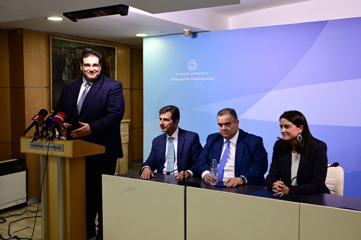 Ανασχηματισμός: Εγκάρδιο κλίμα στην τελετή παράδοσης – παραλαβής στο υπουργείο Εσωτερικών
