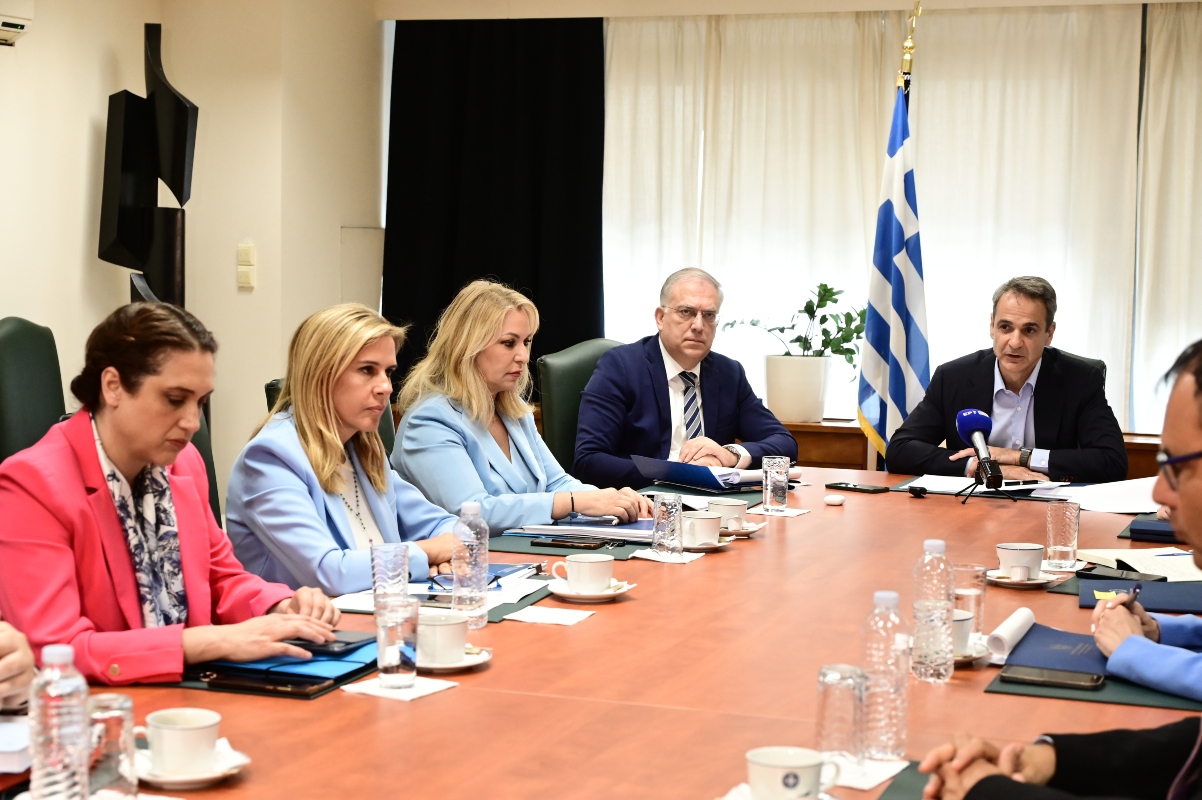 Στο υπουργείο Ανάπτυξης ο Μητσοτάκης για την αντιμετώπιση της ακρίβειας