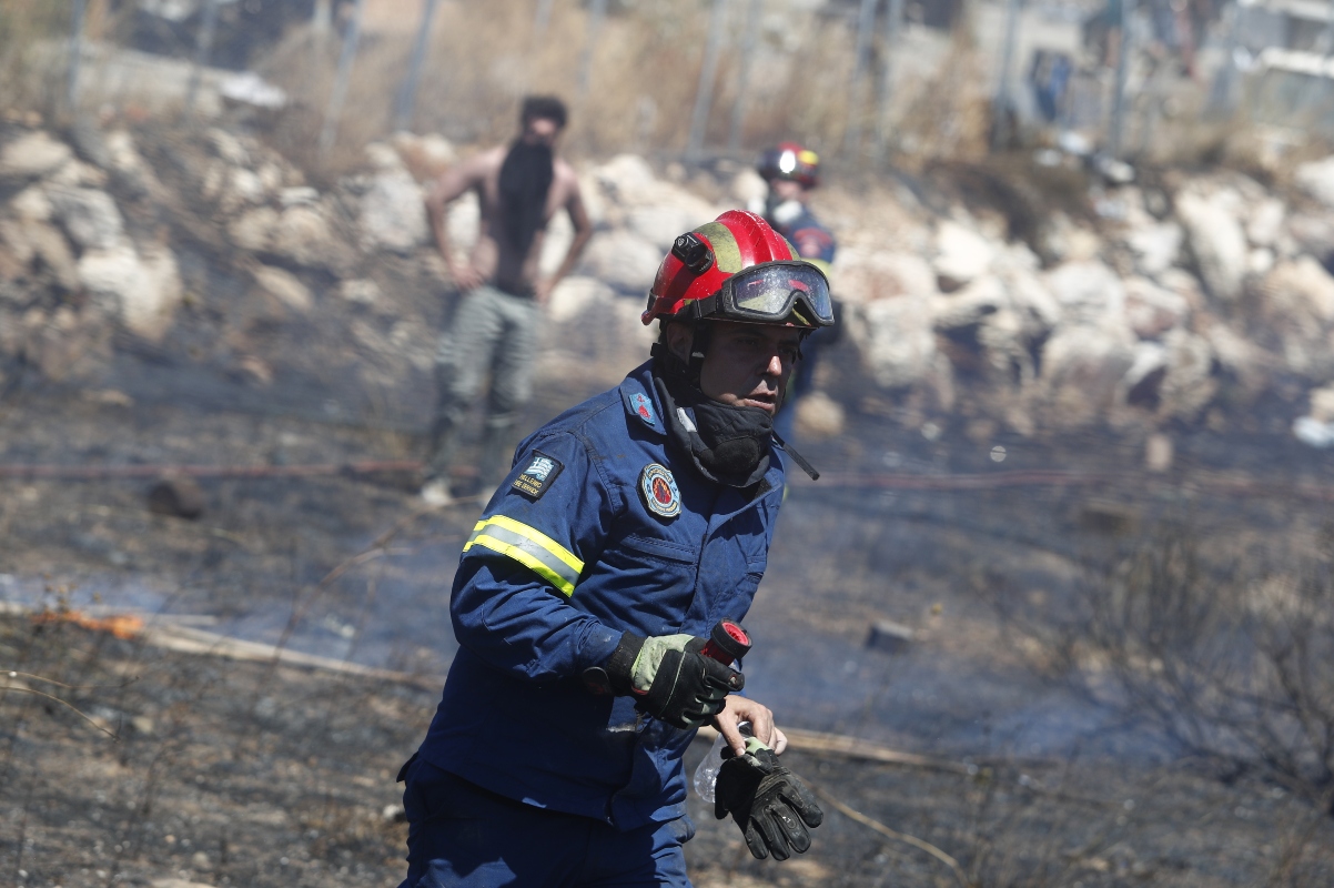 Φωτιά Βάρης Κορωπίου: Μέσα στο Κίτσι οι φλόγες – Μεγάλες ζημιές σε επιχειρήσεις από την πυρκαγιά [vid]