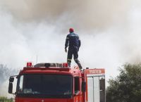 Φωτιά Βάρης – Κορωπίου: Καλύτερη η εικόνα, μάχη με διάσπαρτες εστίες [vid]