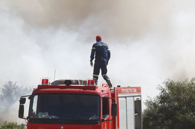Φωτιά Βάρης – Κορωπίου: Καλύτερη η εικόνα, μάχη με διάσπαρτες εστίες [vid]
