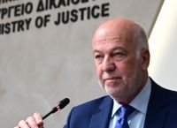 Τα 13 νέα μέτρα κατά της ενδοοικογενειακής βίας: Τι θα ισχύει για βραχιολάκι και προσωρινή κράτηση