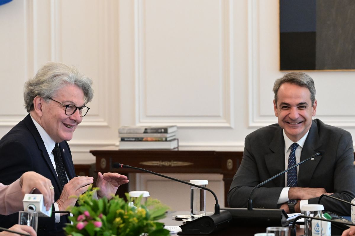 Συνάντηση Μητσοτάκη με τον Επίτροπο Τιερί Μπρετόν: «Δεν γίνεται ίδια προϊόντα να πωλούνται σε άλλες τιμές»