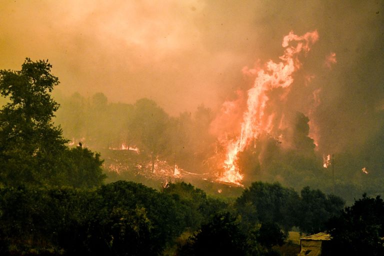 Φωτιά τώρα: Σε πύρινο κλοιό η χώρα – Αυτά είναι τα πιο δύσκολα ενεργά μέτωπα [vid]