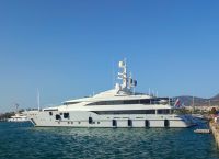 Συνελήφθησαν 13 άτομα από τη θαλαμηγό που εκτοξεύτηκαν τα πυροτεχνήματα και ξέσπασε φωτιά στην Ύδρα
