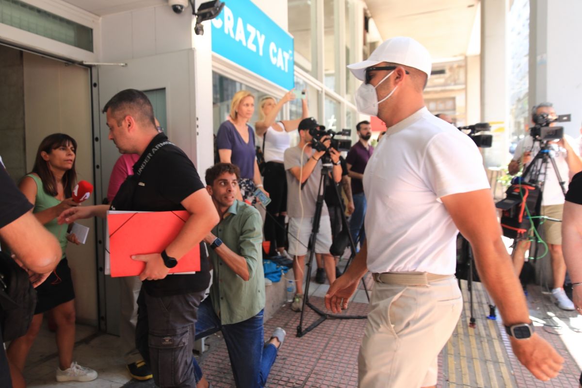 Ύδρα: «Ακούσαμε 10-15 κρότους πριν τη φωτιά, βεγγαλικά δεν είδαμε» λένε αυτόπτες [vid]