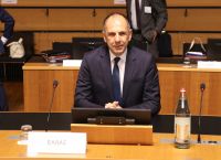 Τετ α τετ Γεραπετρίτη με τον Επίτροπο Διεύρυνσης: Αδιανόητη η ένταξη στην ΕΕ χωρίς τήρηση των συμφωνιών