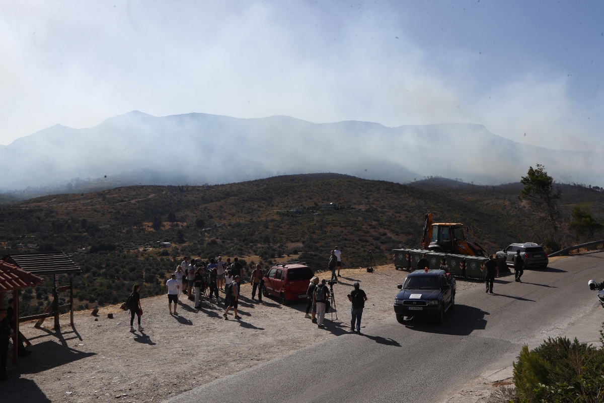 Φωτιά Πάρνηθα: Χωρίς ενεργό μέτωπο στο Κατσιμίδι -Αναμένεται ολονύχτια μάχη με διάσπαρτες εστίες