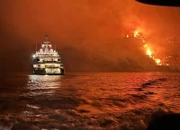 Ύδρα: Οργή για τους ανεύθυνους που έβαλαν φωτιά πετώντας πυροτεχνήματα από σκάφος Ύδρα: Οργή για τους ανεύθυνους που έβαλαν φωτιά πετώντας πυροτεχνήματα από σκάφος